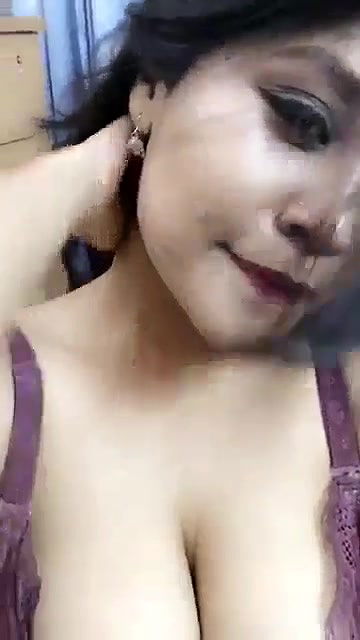 Extremely gorgeous chubby milf exposed herself nude P1