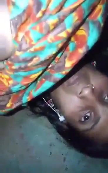 dehati bhabhi fingering pussy and showing boob