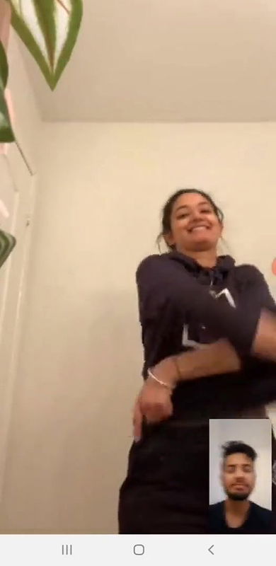 vc mein ladki ne chuche dikhayi bf ko