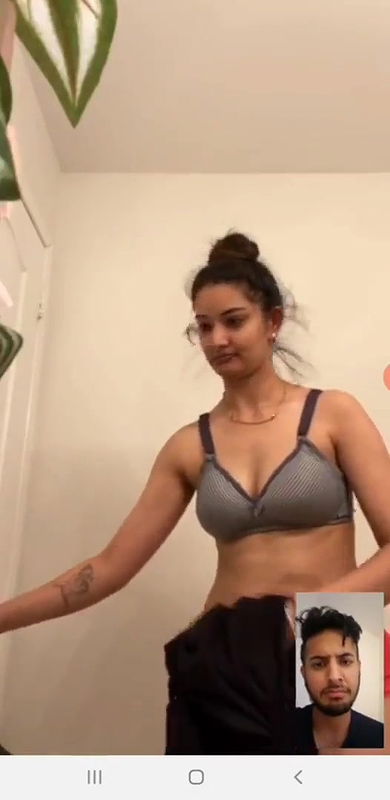 vc mein ladki ne chuche dikhayi bf ko