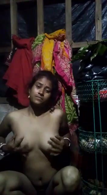 dusky ladki ne boob or hand dikhayi