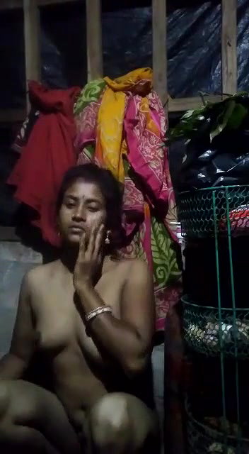 dusky ladki ne boob or hand dikhayi