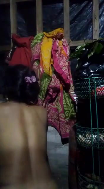 dusky ladki ne boob or hand dikhayi
