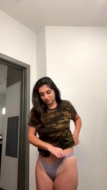 Super sexy desi nri babe striptease shows her sexy nude body P1