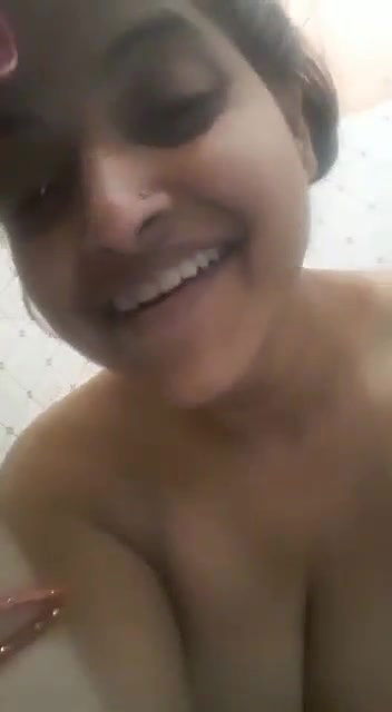 Sexy Bhabhi showing her nude