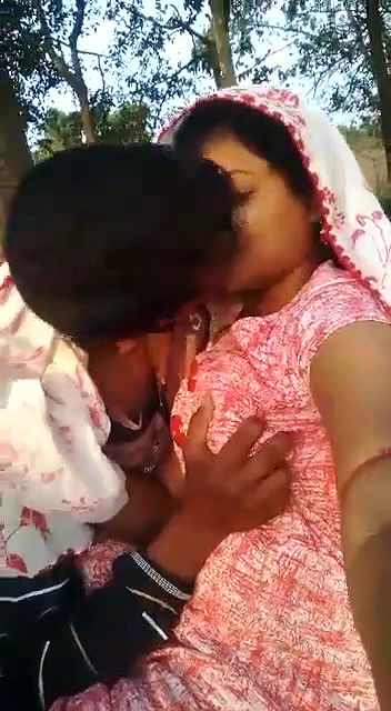 Soft Desi big boobs press outdoor sex MMS