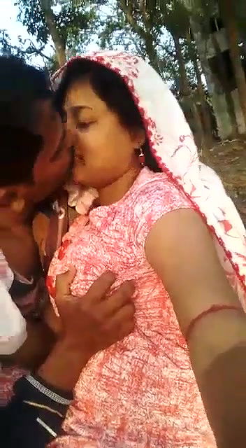 Soft Desi big boobs press outdoor sex MMS