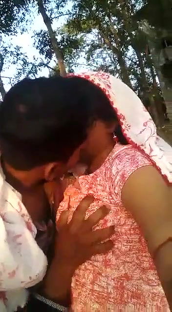 Soft Desi big boobs press outdoor sex MMS