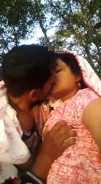 Soft Desi big boobs press outdoor sex MMS