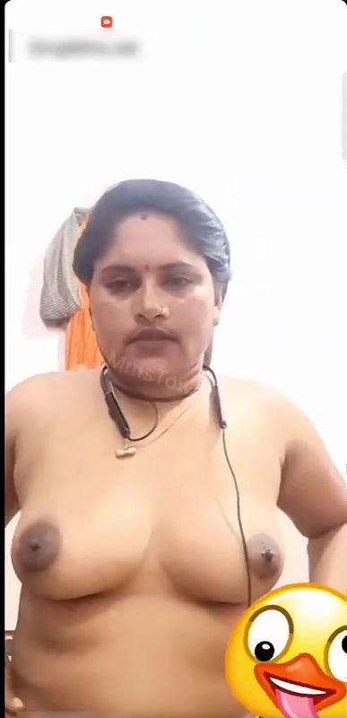 aunty rubbing pussy and fingering on video call