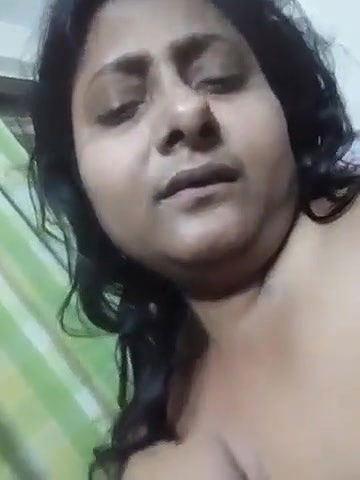 Busty Bengali wife boob show MMS video