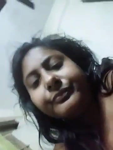 Busty Bengali wife boob show MMS video