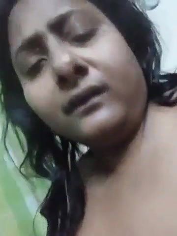 Busty Bengali wife boob show MMS video