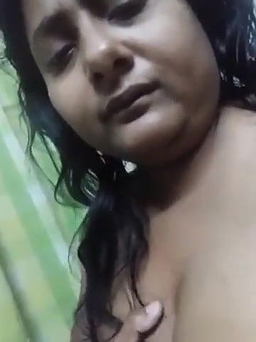 Busty Bengali wife boob show MMS video
