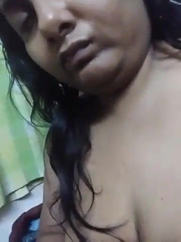 Busty Bengali wife boob show MMS video