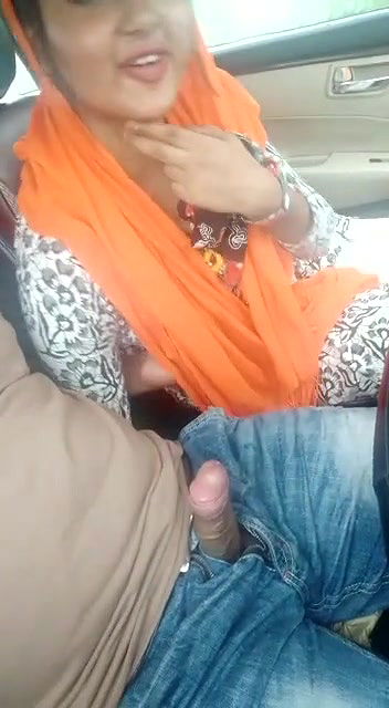 Bangladeshi Muslim girl blowjob to her lover in car