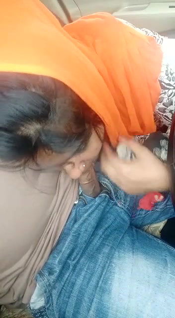 Bangladeshi Muslim girl blowjob to her lover in car