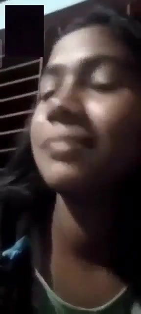 desi young girl showing boob on vc