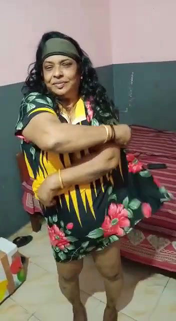 mom dress change video