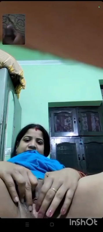 beautiful married bhabhi showing her asset