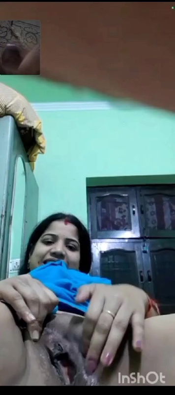 beautiful married bhabhi showing her asset