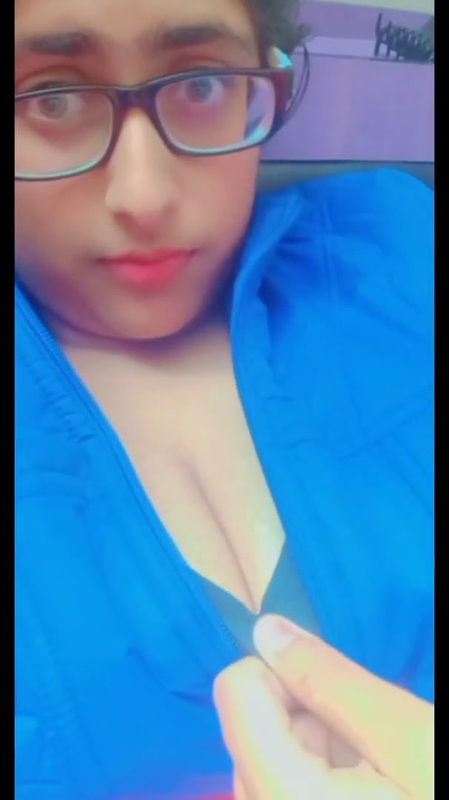 chasmish ladki ne boob or choot dikhayi
