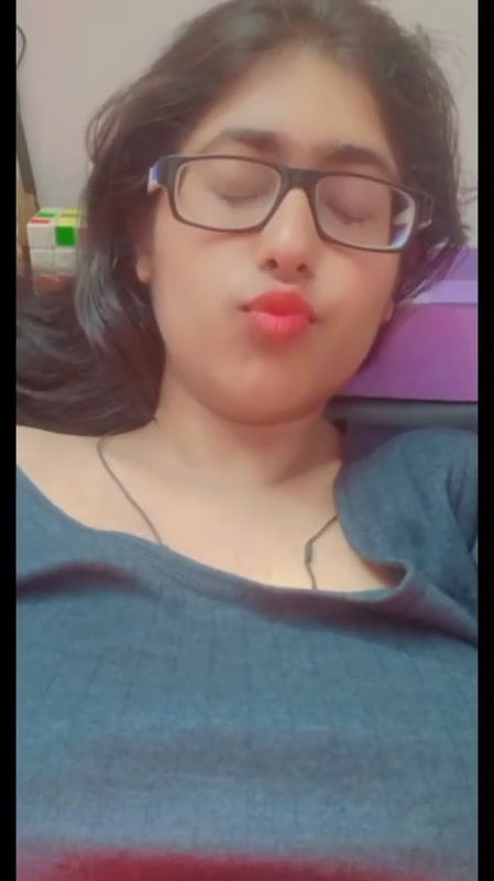 chasmish ladki ne boob or choot dikhayi