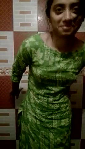 bathroom mein ladki ne boob dikhayi