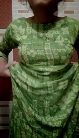 bathroom mein ladki ne boob dikhayi