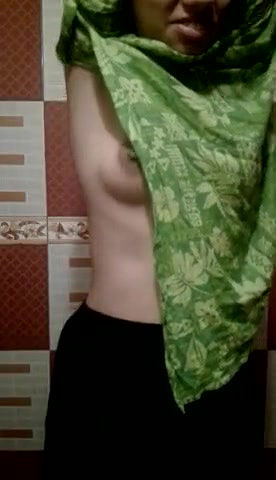 bathroom mein ladki ne boob dikhayi