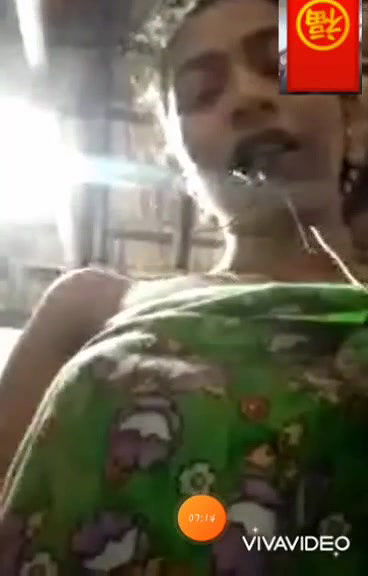 ladki ne vc mein boob dikhayi