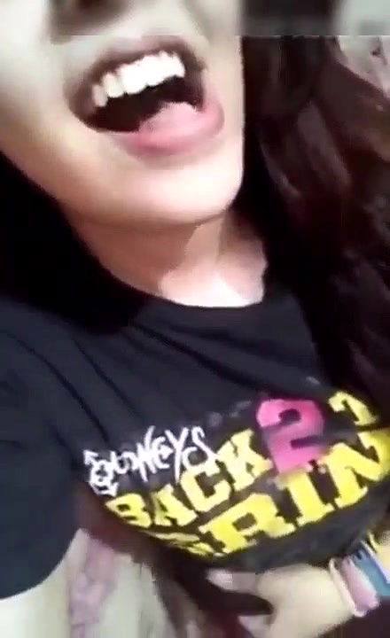 tiktoker showing boob