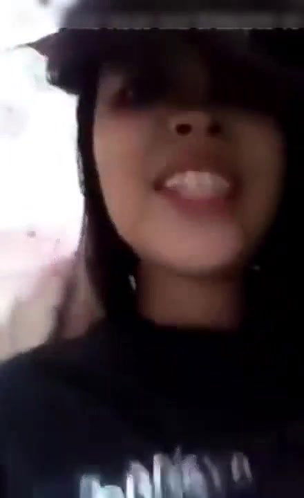 tiktoker showing boob