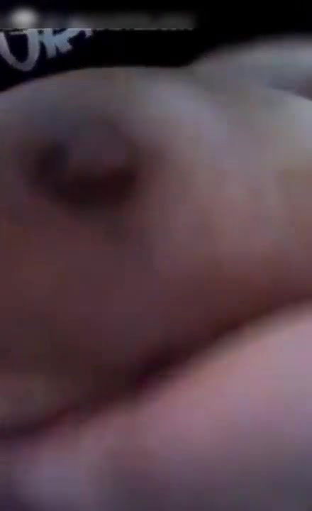 tiktoker showing boob