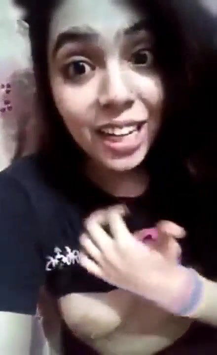 tiktoker showing boob