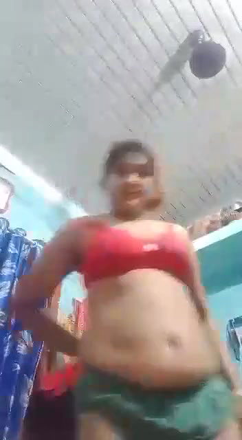 bhabhi kapde utarkar nangi hokar chut dikhai solo