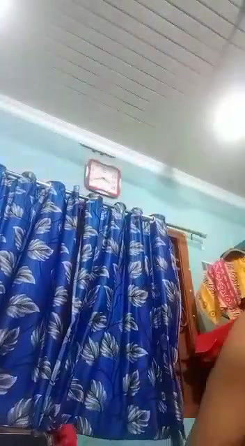 bhabhi kapde utarkar nangi hokar chut dikhai solo