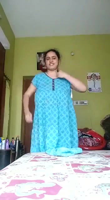 hot aunty nighty kholkar nangi nachi solo