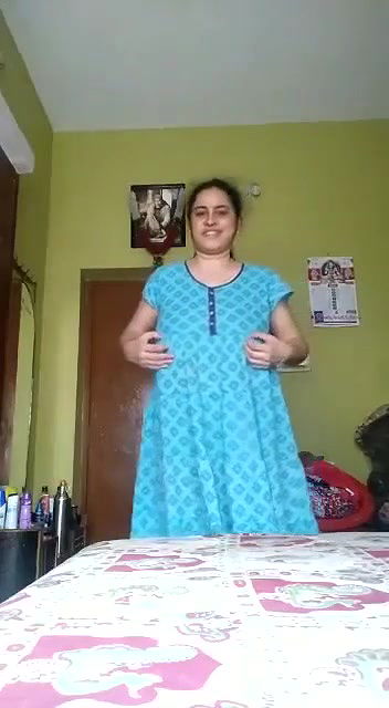 hot aunty nighty kholkar nangi nachi solo
