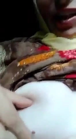 chikni choot muslim bhabhi ne chut mein ungli kri