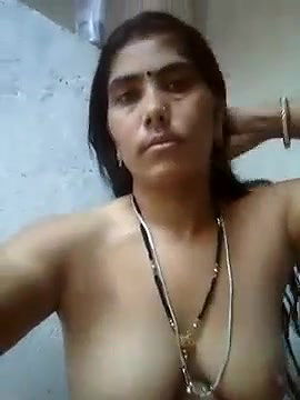 aunty ne chuche or jhat wali chut dikhayi