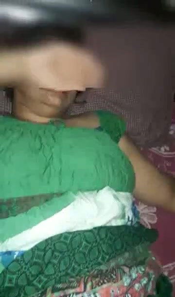 pussy show and boob pressing of saree bhabhi