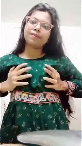 chasmish ladki ne apni gol boob dabayi