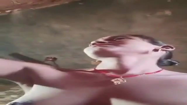 Bhauji Ne Apna Gulabi Bur Faila Ke Dikhaya