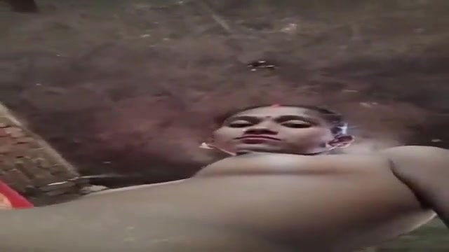 Bhauji Ne Apna Gulabi Bur Faila Ke Dikhaya