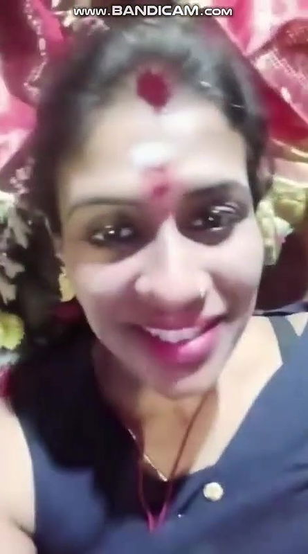 Mature Desi Aunty Showing Boobs