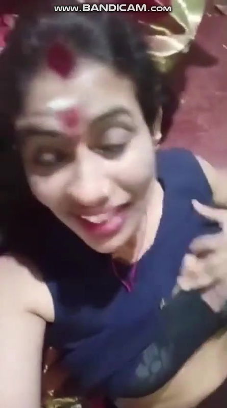 Mature Desi Aunty Showing Boobs