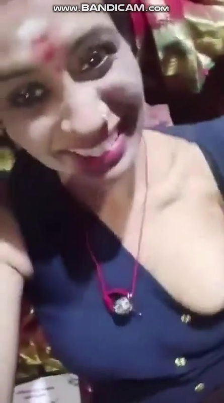 Mature Desi Aunty Showing Boobs