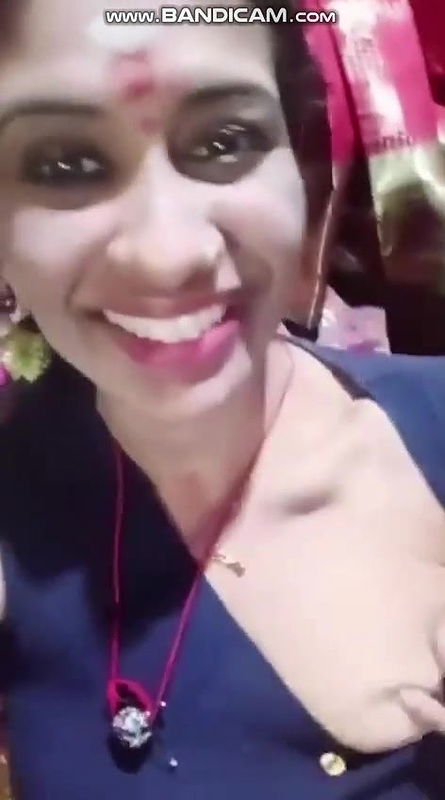 Mature Desi Aunty Showing Boobs