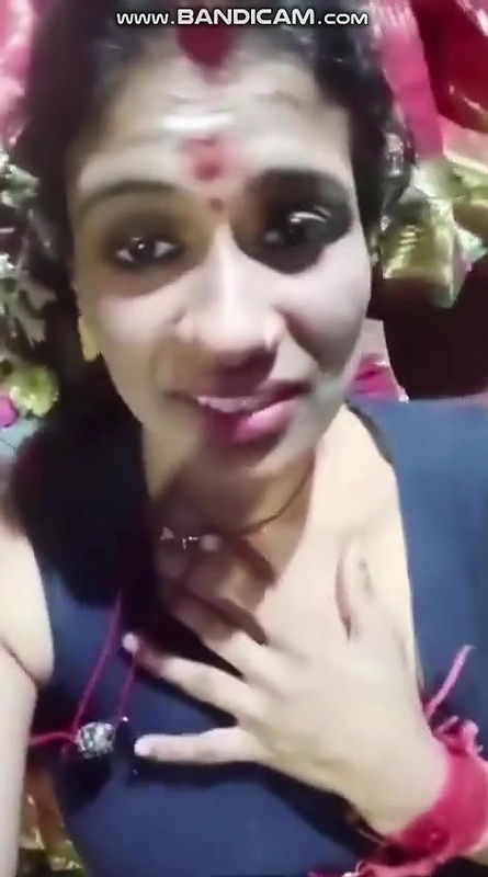 Mature Desi Aunty Showing Boobs